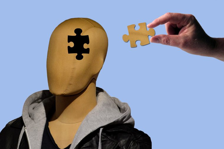 Testa con un tassello di puzzle mancante