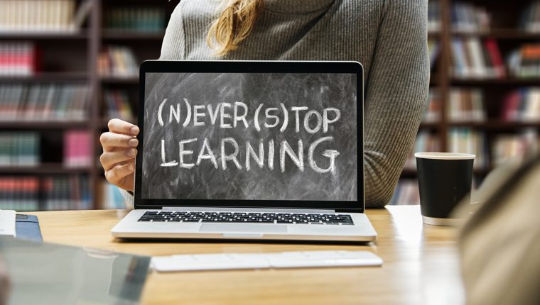Computer portatile con la scritta never stop learning