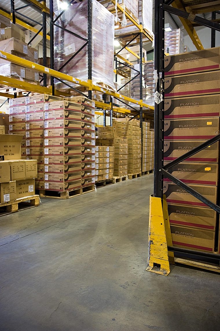 Corridoio di un magazzino con scaffalature porta pallet